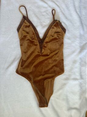 🛍️4/$25 NWT Forever 21 Marigold Velvet Slip Bodysuit with Lace Trim